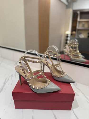 出厂价Pp： Valentino 华伦天奴铆钉 Vt经典环绕踝脚带铆钉凉鞋，历久弥新深入人心永不过时的必备单品顶级复刻！侧身弧线完美，原版开模定制不生锈铆钉 特