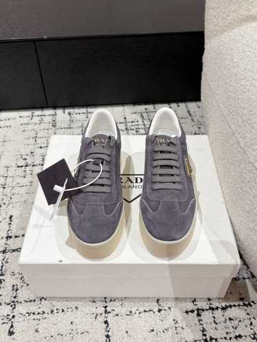 Prada 普拉达 25 最新Downtown Bold系列 厚底 三角标 休闲 小白鞋运动风设计搭配精致细节。采用穿孔皮革打造，个性的厚底呈现别具一格的现代风
