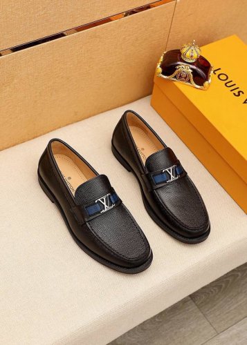 商品商标：LOUIS VUITTON 路易威登 休闲皮鞋 正码码数: 38-44 45订制 商品材料：精选 进口头层十字纹牛皮鞋面+奢华五金扣，进口头层牛皮内里