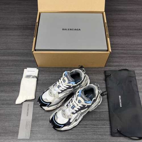 720 纯原Balenciaga 巴黎世家-Runner、是通过溢胶、做旧、缝线等细节，展示了设计师 Demna 的运动鞋风格，用一双「旧鞋」传递复古感，后侧板