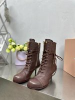 Miu Mi* 24Ss秋冬走秀新款复古矮跟圆头系带！鲨疯啦，New Arrival～ 经典复古机车靴造型，帅气摩登！冬靴夏穿 不失为一种时尚潮流！这款真的太给
