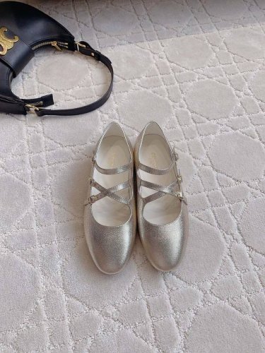 出厂价 Celin*新款玛丽珍平底鞋 绝美的一款鞋子 复古时髦又百搭 上脚超级舒适 鞋面小牛皮 内里垫脚羊皮 意大利真皮大底 尺码35-39 40 41定做