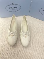 Prada普拉达25年新春新款蝴蝶结平底单鞋 P家三角标圆头芭蕾舞平底鞋面料选用超软漆皮，脚感很舒服码段：35-39 40.41订做