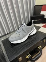 出厂价： Armani 阿玛尼新款时尚男士运动鞋精心打造国际品牌 此款休闲鞋集优质面料与精湛工艺于一身，鞋面选用头层牛皮制成！羊皮内里羊皮垫脚。上脚效果帅气有型
