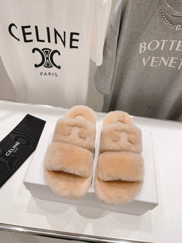 市场高版本 Celine 塞琳 2024新款羊毛拖鞋 这一季的赛琳又让我重新爱了它一次！这季节美鞋太多这款毛拖真的是让我无法自拔真太可爱了～ 毛茸茸的羊毛是选用