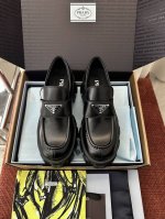 代购级版本470 *经典Monolith系列齿轮厚底三角标乐福鞋 ｜原版购入代购级别 -开边珠 材质与工艺： 原版牛皮革面料 皮革饰带和金属三角形徽标 鞋头盖配