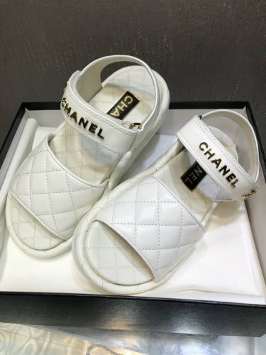 出 ~顶级版本.Chane*春夏新品｜小香24C菱格厚底凉鞋夏天比入款可文艺可时髦～穿搭率实在太高了 上脚秒变大长腿！ 鞋面：进口混种羊皮 内里 垫脚：水染羊皮