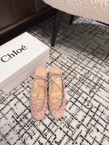 代购级380 chloe 蔻依25Ss 早春新款绝美跟鞋 时尚界久违的极简之美 经典时尚配色 毫不费力的优雅风来袭 时髦 精致 绝美 包头尖头 开边珠外穿时尚气