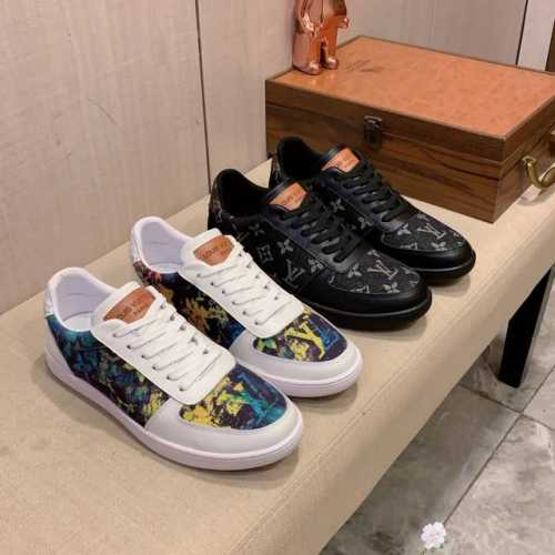 新款: 厂价: Lv* 最新爆款休闲鞋，顶端品牌奢侈～代购，顶级～质量。专柜同卖产品鞋面選用进口透气牛皮材质透气羊皮内里 精细做工。原版个性时尚柔软橡膠耐磨防滑