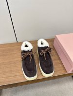 Miu Miu缪缪厚底毛毛休闲鞋雪地靴 裸靴 Miumiu新款德比方头羊毛款高帮鞋 把那种复古风演绎得淋漓尽致 还有种做旧金属摇滚风.鞋型服帖而且舒服，搭配就不