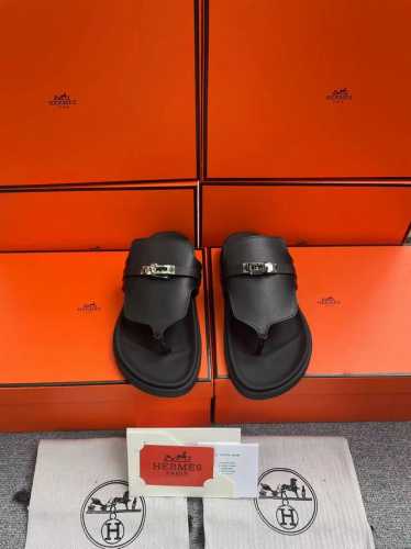 H家 Hermes 男女同款，最近火到不行的情侣款二舅鞋- 凉鞋,搭配各种彩色袜子，潮爆了 鞋面：进口混种羊皮.鹿皮 内里：进口混种羊皮 大底：Tpu防滑耐磨大