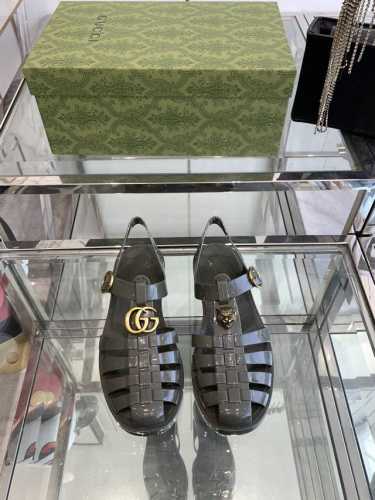 Gucci春夏新款 双G果冻凉鞋 TPU材质。专柜购买原版 ，所有细节、材料 ，全部跟你在专柜买到的都一样 ！模具耗时一个半月，一对鞋子的模具重达1吨！真正能做