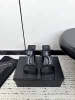 Alexanderwang大王24秋冬最新款切跟高跟凉拖鞋 个性御姐风 超有质感 爱了爱了 该款设计简约上脚时尚舒服 夏季不可缺少的一款大王呈现焕然一新的标志性