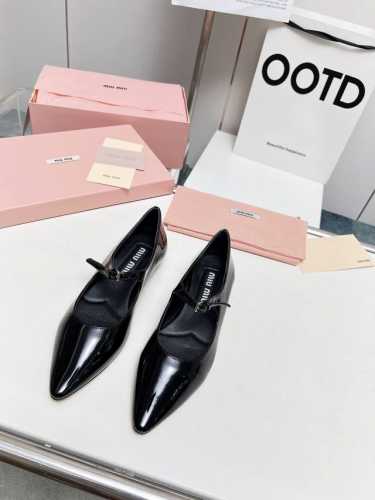 高品质出厂 MiuMiu 新款尖头玛丽珍jianto凉鞋 单鞋系列上新舒适度与时髦度并存的开挂全新系列，设计搭配，简约大方，百搭时尚！鞋面：牛漆皮内里: 原版定