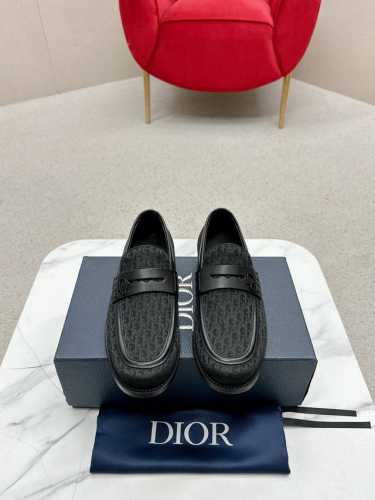 Dior 迪奥 休闲皮鞋商品材料：精选 意大利进口头层开边珠牛皮鞋面+经典五金扣，进口水染牛皮内里。强烈立体视觉效果，原版大底 码数：39-44 男38.45定