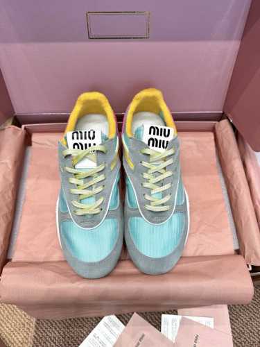 代购级别！ miumiu 早春新款 休闲德训鞋 国内外博主刷爆的一款，小红书种草系列，复古又时髦上脚美炸了 简约的运动板鞋设计，极具辨识度的鞋舌，打造佛系甜美的