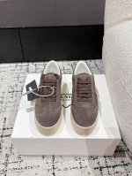 Prada 普拉达 25 最新Downtown Bold系列 厚底 三角标 休闲 小白鞋运动风设计搭配精致细节。采用穿孔皮革打造，个性的厚底呈现别具一格的现代风