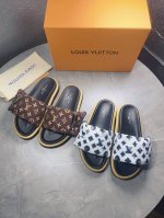LV驴牌L家 爆款 浮雕logo 压花 凉拖鞋 本款 Pool Pillow Comfort 平底凉拖取材科技织物，以高频压印技术重绎 Monogram 图案。