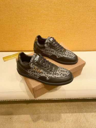 工厂价 Dior 迪奥2024新款精心打造，引爆全场！不断创新的国际品牌 此款男士四季休闲鞋，原版版本，鞋面采用牛皮面料 ，皮垫脚真爆超轻防滑大底，透气舒适以质