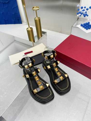 工厂价:380 valentino华伦天奴22春夏爆款系列 【松糕厚底钉扣沙滩凉拖鞋】 专柜新款休闲时尚拖鞋原版开模，一比一复刻，上脚时尚休闲，鞋面时尚华伦天奴