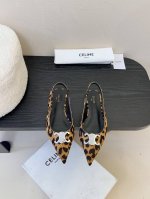 牛仔270 皮面马毛 Celin*经典复古尖头高跟鞋 塞林这系列真的很复古 无敌搭配怎么穿都超级好看 小尖头是设计巨显脚瘦小 面料原版定制材质 内里垫脚均为小羊