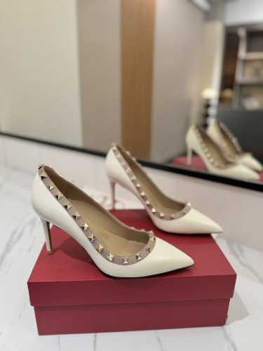 出厂价Pp： Valentino 华伦天奴铆钉 Vt经典单鞋，顶级复刻！侧身弧线完美，原版开模定制不生锈铆钉 特别有质感的五金衬托出满满的高级感，带给您正品级的