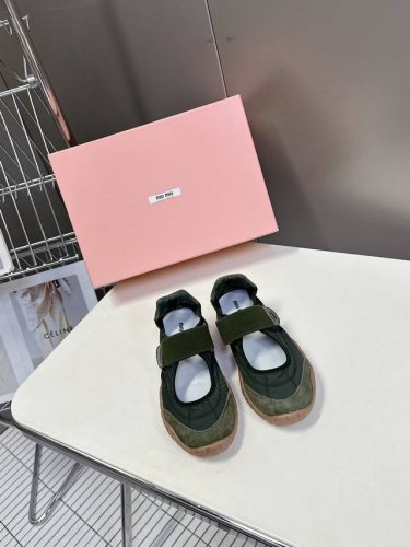 Miumiu缪缪春夏秀款 饼干鞋 阿甘鞋休闲运动鞋 专柜Rmb11640购入开发 Miumiu最新爆款 前卫大胆的设计，Miu Miu风格融于此款厚底帆布运动鞋