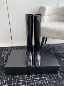 代购级 Jil Sander 吉尔.桑达 24Ss 经典秋冬火爆方头长靴 极简主义的设计风格无疑又是个百搭款 完全可以承包你秋冬所有衣服的搭配 上脚即显瘦又高级