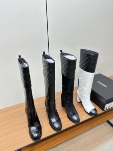 Chanel 香奈儿*秋冬新款小香菱格骑士靴 这款骑士靴真的是帅气时尚的代表，靴筒领口设计经典菱格工艺 靴筒口双c电绣logo 低调不失奢华！简约时尚个性又大气