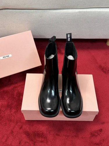 厂价 Miumiu24Ss秋冬系列新款粗跟短靴！推出复古五金扣带短靴 90 年代风格，朋克风十足！ 鞋头采用圆头设计、上脚给人有线条美感、显腿纤细修长、视觉效果