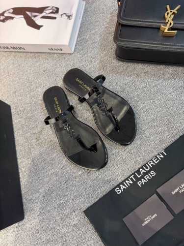 Sa*Nt Laurent 圣*兰y*L小五金扣柜柜最新夹脚凉皮拖鞋。独家高端定制，顶级品质。延续家族经典五金扣设计，简约大气，平底1Cm平底让mm轻松驾驭，特