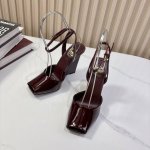 Saint Laurent YSL圣罗兰坡跟鱼嘴凉鞋YSL姐姐的美丽尤物高跟鞋 又是人间圣罗兰 Rose同款的小方头 高跟鞋化很好修饰脚型，奢华金属链 这几年S