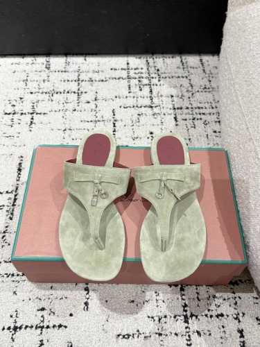 顶级版本 代购级 Loro Piana L 新款英伦夹脚拖鞋 凉鞋 咱家做是全羊京 不是市场磨砂材质哈 原来这就是传说走两万步都不会累脚的夹脚凉鞋把颜值和脚感都
