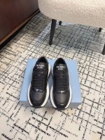 Prada普拉达 24Ss 厚底 小白鞋 休闲运动鞋 这款运动鞋延续经久不衰的轮廓，是新款经典单品 采用小牛皮 精心制作， 提升格调 款式轻盈，搭配三角扣标志加