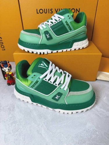 Loui* Vuitto* 顶级版本 情侣款本款 LV Trainer 运动鞋再现设计师 Virgil Abloh 自篮球鞋中挖掘的时尚潜力。粒面牛皮革构筑繁复