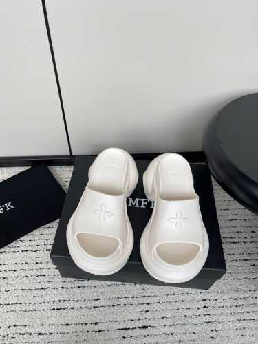 smfk 24Ss 小众潮牌爆款没计感浮雕一字厚底拖鞋 爆真的是很耐看越看越喜欢！矮个子宝宝的福音直接拉长身材比例！！鞋身柔软舒适，鞋底耐磨防滑-而且每个颜色都