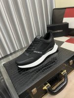 出厂价： 阿玛尼新款休闲运动鞋 时尚百搭， 版型简洁大气， 面料采用进口牛皮配原版布料，透气内里，原版耐磨橡胶大底，独家新款，实物拍摄，码数：38-442色可选