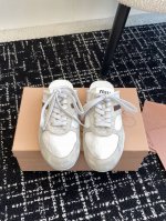 代购级 Miu Miu 25Ss 春夏新款走秀miumiu 德训 休闲拖鞋 秀场工艺来自miu Miu系列的细节特写 新季的潮流要素一 与此刻挚爱的概念，多元对