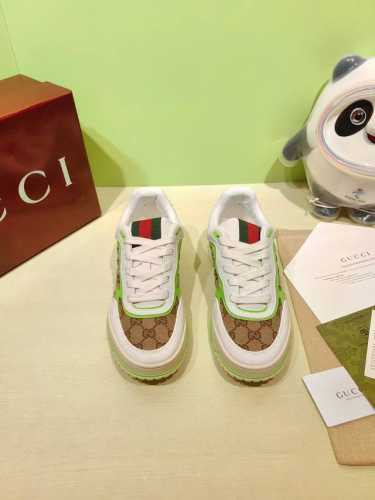 顶级版本 情侣款 Gucci 新款低帮休闲鞋运动鞋板鞋 Re-Web是由品牌创意总监sabato De Sarno倾心设计的首个运动鞋系列，以现代版型大胆演绎g