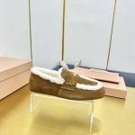 冲量价: Miumiu 缪缪 Ss秋冬驾车钱币款100%纯羊毛乐福豆豆鞋 走秀新款 开车小姐姐的福音复古时尚 简约高级 随意搭配 上脚非常舒适 鞋面采用金币和压