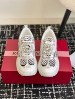 代购级 Roger Vivier 25ss 春夏 RV厚底运动鞋休闲鞋以皮革拼镜面织物和网眼面料制成前面点缀迷你闪钻饰扣和珐琅花朵舒适又不失活泼，尽显松弛感材质