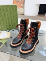 出厂价： 元 秋冬gucci 8寸踝靴原版开模 双g电绣鞋头 彩色鞋带搭配、高级感十足面料：牛皮、 哑光开边珠内里 垫脚：高端杏色牛里Tpu大底 跟高4Cm颜色