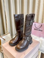 出厂： Miumiu春秋抢先版长靴火热上新、最近某宝已经卖爆的一款单品原标扣子一比一定制、绝对独一无二的款式、搽亮眼睛看看细节哦两个颜色选择、上脚舒服又百搭、现