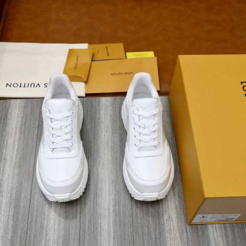 出厂价： Lv 奢品新款中帮discovery 路易威登 本款 Lv Discovery 自登山鞋汲取灵感，以混合科技材质彰显运动风范。 轻盈回弹的橡胶外底提供