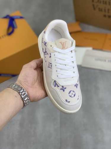 工厂价 一眼心动的LV新款24ss 航海刺绣运动鞋新品LV Confetti系列黑白配色，是全皮材质。麂皮拼接小牛皮！刺绣版面是L家航海元素的刺绣，超级精致好看