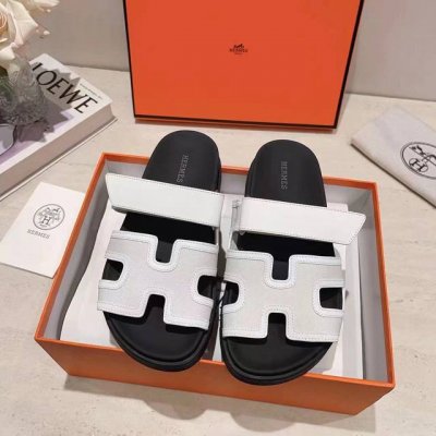 H家 Hermes 男女同款，最近火到不行的情侣款二舅鞋- 凉鞋,搭配各种彩色袜子，潮爆了 鞋面：进口混种羊皮.鹿皮 内里：进口混种羊皮 大底：Tpu防滑耐磨大