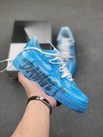 “字母涂鸦”定制空军一号板鞋 ，该定制鞋选用原鞋为nike air force 1 le gs 低帮复古板鞋 纯白， 经典的af1原鞋鞋型，简单的增高板鞋设计，
