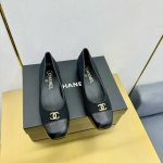Chanel香奈儿 2024专柜顶级玛丽珍单鞋拖鞋 这款经典设计；各大社交平台热门的款式晒图 简直疯抢了、明星仙女们的挚爱 多元化非常百搭，不卡脚也不会磨脚 质