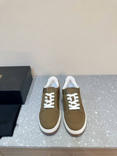 布面 Saint Laurent圣罗兰 Ysl-Sl 61系列 休闲 运动鞋 小白鞋 原版购入开发 做货 Sl 61系列 低帮系带运动鞋，鞋面点缀多孔皮革，拉环