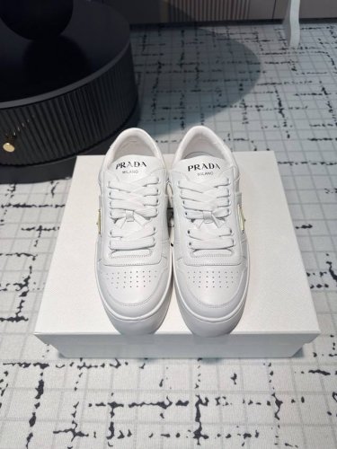 Prad*普拉达 24Ss 厚底 小白鞋 休闲运动鞋 这款运动鞋延续经久不衰的轮廓，是新款经典单 鞋采用小牛皮 精心制作， 提升格调 款式轻盈，搭配三角扣标志加